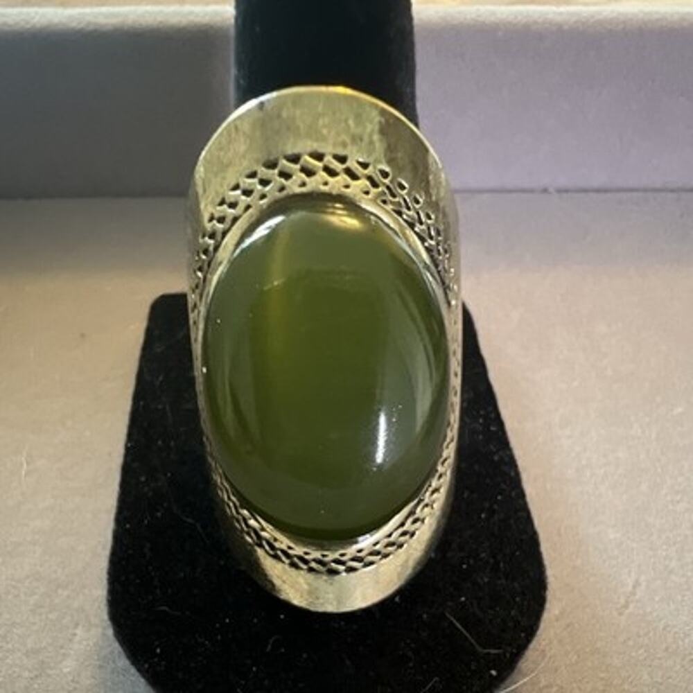 Vintage Silver Tone Metal Band Ring Green Oval Cabochon Bezel Set Stone - 8